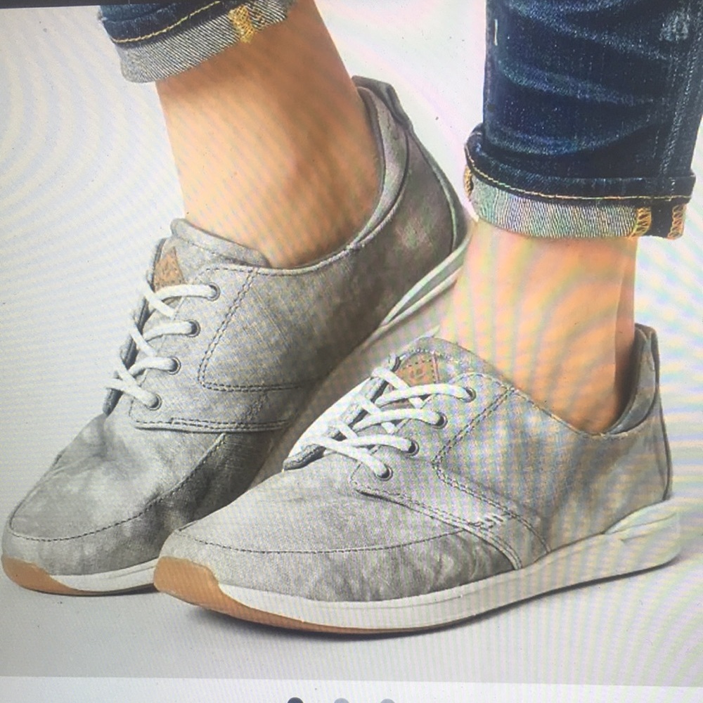 Reef Women’s Rover Low Top TX Gray/ Silver Camo Tie Dye Sneaker size 8